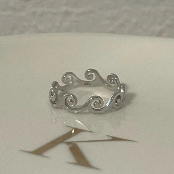 - 925 Sterling Silver Wave Band Ring. - Picture 6 of 8